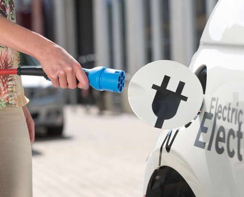 Elektromobilität hat Zukunft: Die Elektrifizierung des Antriebs kommt. Daran werden auch die aktuell niedrigen Rohölpreise nichts ändern. Bosch rechnet damit, dass im Jahr 2025 rund 15 Prozent aller weltweit gebauten Neufahrzeuge mindestens einen Hybrid-Antrieb haben.