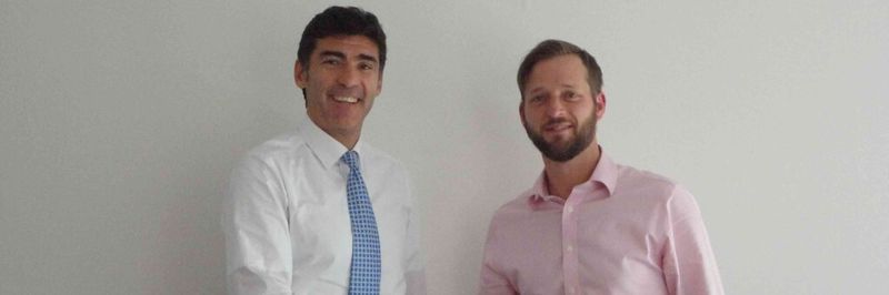 RS Components und Verbindungs-Spezialist Weidmüller haben eine weltweite Distributionsvereinbarung getroffen. Von links nach rechts: Jaime Jose Obiols und Phil Dock.
