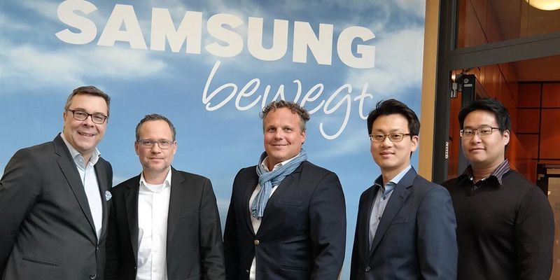 Freuen sich über die Kooperation (von links): Stefan Liss (Samsung SDS), Michael Reibold (Cosynus), Axel Kees (Cosynus), Tae-Wong Song (Samsung SDS) und Steve Kim (Samsung Intl.).