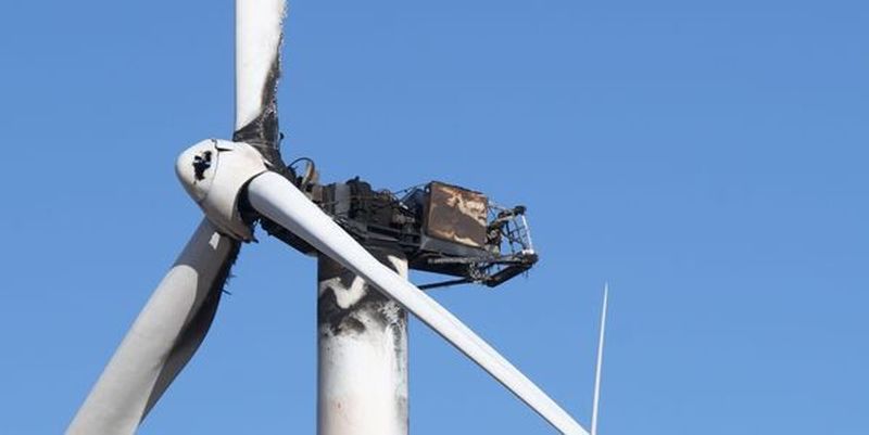 Obwohl die meisten Rotorblätter bisher nur entsorgt werden müssen, wenn sie ein Opfer von Blitzschlag oder Sturm sind, haben die Recycler schon jetzt alle Hände voll zu tun, wenn solche Giganten vor dem Tor stehen. Was wird, wenn ab 2018 die erste Windkraftwerk-Generation ausgedient hat?