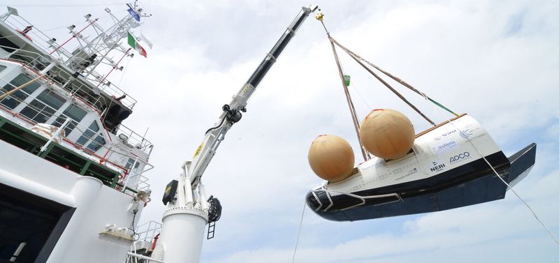 Das „Intermediate eXperimental Vehicle“ der ESA ist etwa so groß wie ein Kleinwagen. Am unteren Heck befinden sich die beiden Steuerklappen, die mit Hilfe von Rollengewindetrieben aus dem Hause SKF betätigt werden.