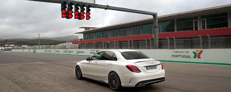 Eine Familienlimousine mit V8-Turbo, Rennstreckenqualitäten und einem Zyklusverbrauch von gut acht Litern pro 100 Kilometer: Der C 63 AMG tritt in die großen Fußstapfen des früheren Mercedes-Benz C63 AMG mit seinem zur Ikone gewordenen 6,2-Liter-V8.