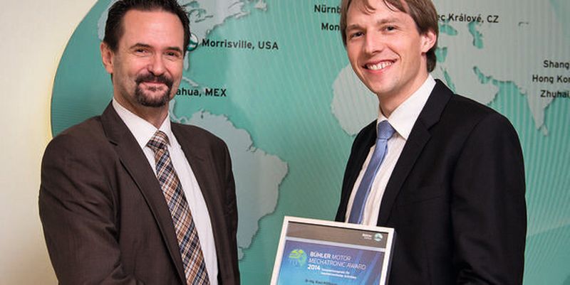 Preisübergabe im verganenen Jahr durch Dr.-Ing. Ralph Böhm, Vice President Research & Development der Bühler Motor (li.). Mit seiner Doktorarbeit zur „Regelung von Zwei-Generator-Bordnetzen und Wirkungsgradsteigerung der Leistungselektronik in Teillast“ überzeugte Dr.-Ing. Klaus Mühlbauer (re.) die Jury des Mechatronic-Award von Bühler Motor.