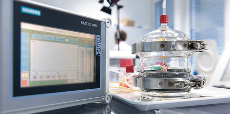Automatisierungstechnik und Bioreaktor fürs Tissue Engineering sind eng miteinander verzahnt.