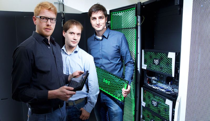 Das Foto zeigt die Forscher Dr. Matthias Uflacker (Mitte), Carsten Meyer (links) sowie Christian Schwarz, alle aus dem Fachgebiet des HPI-Stifters Professor Hasso Plattner.
