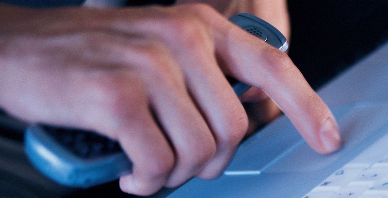 Um ihre Opfer zu unvorsichtigen Aktionen zu ermuntern, schrecken Angreifer noch nicht einmal vor Telefongesprächen zurück.