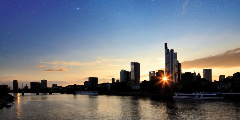 Gemeinschaftliche, standardisierte Cloud-Lösungen, sogenannte Community Clouds, die die Vorteile der Private Cloud mit denen der Public Cloud verbinden, sind insbesondere für die Banken- und Versicherungsbranche eine Option.