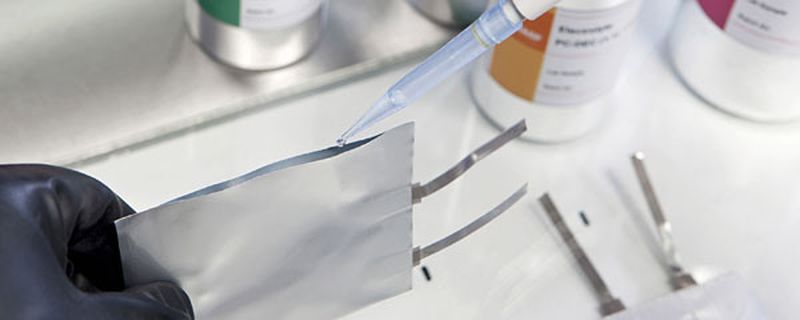Hochvolt-Batterien treiben den Preis von Elektro- und Hybridfahrzeugen. In fünf Jahren könnten die Akku-Kosten je Kilowattstunde aber drastisch sinken.