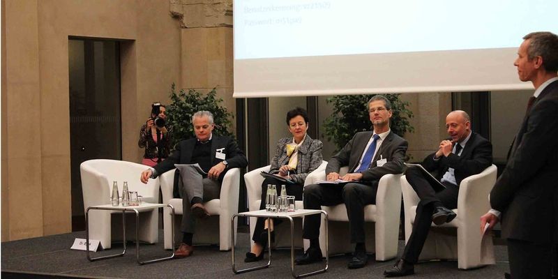 Jan Byok, Rechtsanwalt bei Bird & Bird; Beate Lohmann, Abteilungsleiterin der Abteilung O des BMI; Frank Simon, Vorsitzender des Bitkom-Lenkungsausschusses Software, und Philipp Müller, Director Public Affairs der CSC Deutschland GmbH (v.l.)
