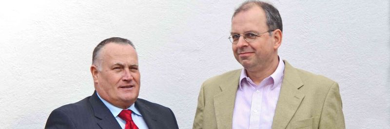Wollen mit der LCM-Display-Plattform Anwendern bei der Implementierung kundenspezifischer grafischer Anzeigen Zeit und Kosten zu sparen (v.l): Rolf Aschhoff, Director Sales & Marketing SE Spezial-Electronic und Dr. Hansjürgen Dreuth, Geschäftsführer der Firma Simplify Technologies.