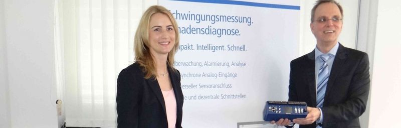 Claudia Göbel, Vorstandsvorsitzende (links) und Technik-Vorstand Frank Ringsdorf bei der Vorstellung einer Neuentwicklung: Mit dem flexiblen Messgerät Expert Vibro ist die komplexe Schwingungsmessung nun leicht verständlich und eröffnet neue Anwendungsfelder.