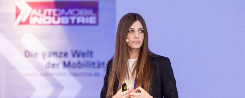Rebecca Hitch von Jaguar Land Rover startete mit ihrer Keynote sehr gelungen den diesjährigen Leichtbau-Gipfel in Würzburg.