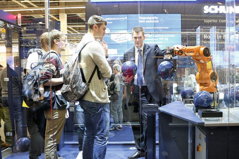 Mit den Funktionalitäten SLS, SOS und STO ermöglichen die Schunk-Greifer-Module EGN und EZN eine sichere Mensch-Maschinen-Kollaboration auf engstem Raum.
