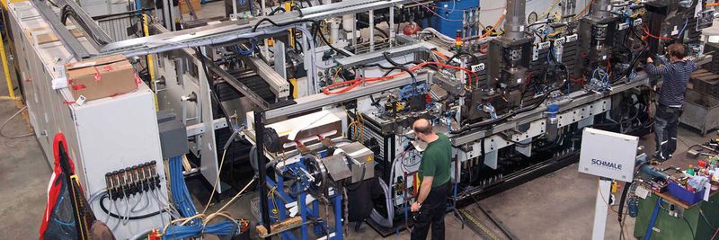 Die Warmumformungsanlage fertigt bis zu 1,5 kg schwere Biegeteile aus einen 24-mm-Stahldraht.