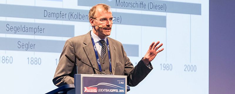 Dr. Johannes Staeves, Clusterleiter Leichtbau Karosserie der BMW Group, gab in der Abschluss-Keynote des „Automobil Industrie Leichtbau-Gipfels“ 2015 Anregungen für die Positionierung der Zulieferer entlang der Wertschöpfungskette.