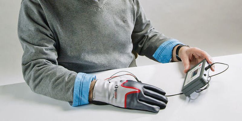Tipstim, ein Sensorhandschuh mit einem Steuergerät als Impulsgeber: Durch sensible Stimulation der Fingerspitzen werden in den für die Hand zuständigen, zugeordneten Gehirnarealen plastische Prozesse ausgelöst.