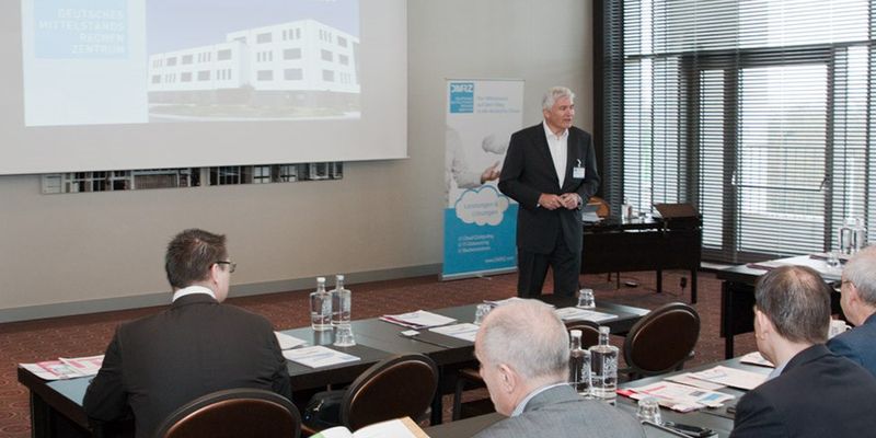 DMRZ-Geschäftsführer Rüdiger Sievers hieß rund 50 Teilnehmer, IT-Entscheider aus ganz Deutschland, auf der Cloud Systemhaus Conference 2015 in Düsseldorf willkommen.