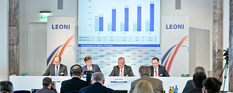 Der Kabel- und Kabelsystem-Spezialist Leoni lud am 17. März zur Bilanzpressekonferenz nach Nürnberg. Zum letzten Mal führte dabei der scheidende Vorstandsvorsitzende Dr. Klaus Probst (2. v.l.) durch die Geschäftszahlen des letzten Jahres. Und er konnte für das Jahr 2014 sowohl eine Umsatz- als auch Gewinnsteigerung vermelden.
