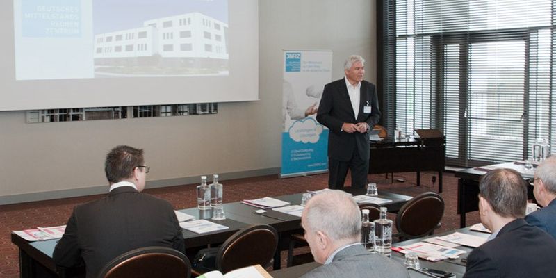 DMRZ-Geschäftsführer Rüdiger Sievers hieß rund 50 Teilnehmer, IT-Entscheider aus ganz Deutschland, auf der Cloud Systemhaus Conference 2015 in Düsseldorf willkommen.