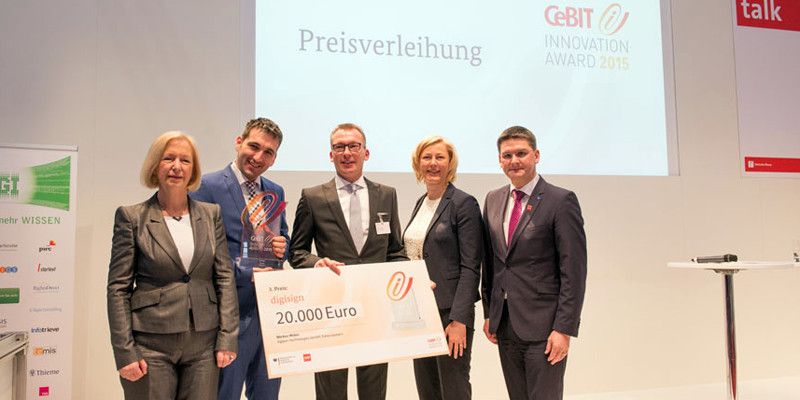 BMBF und Deutsche Messe AG zeichnen digisign mit dem CeBIT Innovation Award 2015 aus. v. l. n. r.: Bundesforschungsministerin Prof. Dr. Johanna Wanka, Markus Weber, Volker Schilling, Prof. Dr. Gesche Joost, Oliver.