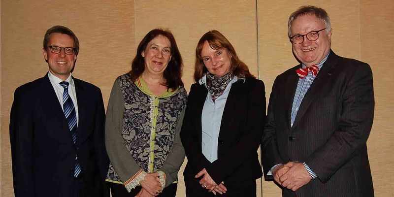 Dr. Matthias Fonger, Hauptgeschäftsführer der Handelskammer Bremen, Finanzsenatorin Karoline Linnert, Martina Jungclaus, Hauptgeschäftsführerin der Handwerkskammer Bremen und Finanzstaatsrat Henning Lühr (v. l.) stellen das gemeinsame Projekt eRechnung vor
