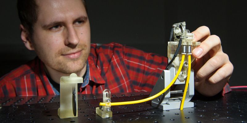 Ingenieur Marc Hill, wissenschaftlicher Mitarbeiter von Prof. Stefan Seelecke, hat den Prototyp des Druckluft-Ventils aus Folie im Rahmen seiner Doktorarbeit mitentwickelt.