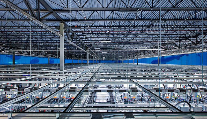 Über dem Boden schwebend nimmt das neue Google-Rechenzentrum Form an. Große Stahlträger dienen sowohl zur Stabilisierung der Konstruktion als auch zur Stromversorgung.
