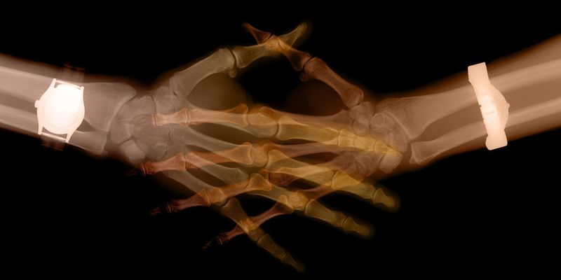 Shake hands: Indem wir uns immer mehr „smarte“ Geräte ins Haus holen, geben wir bereitwillig unsere Daten weiter.