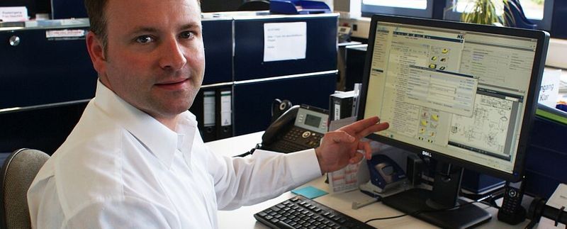 Stefan Silberhorn erläutert die Benutzeroberfläche der Software HS-Kalk/TK bei der technischen Kalkulation eines Zylinders.