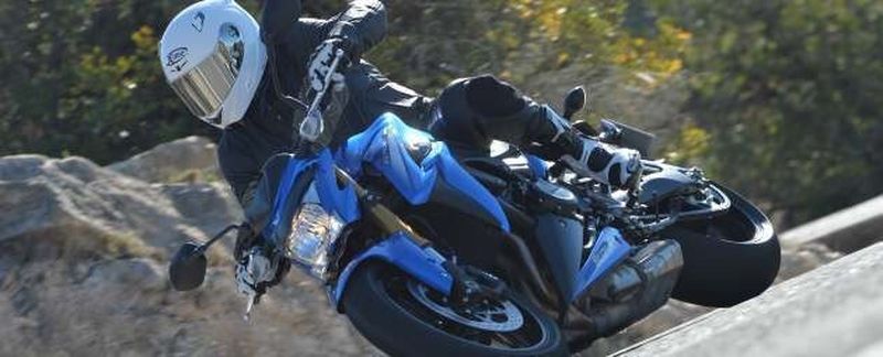 Mit dem sehr reduziert aufgebauten Roadster GSX-S 1000 präsentiert Suzuki eine bemerkenswerte Alternative zu den europäischen Power-Nakeds.