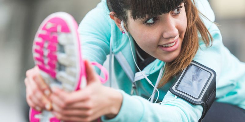 Nicht nur beim Joggen können Wearables, egal ob am Handgelenk, am Oberarm oder am Ohr getragen, nützliche Begleiter sein.