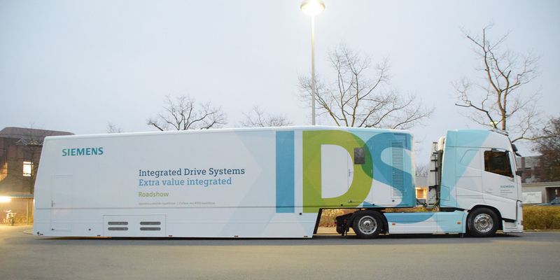 Der IDS Truck zeigt auf 65 m2 Ausstellungsfläche, wie integrierte Antriebssysteme von Siemens funktionieren.