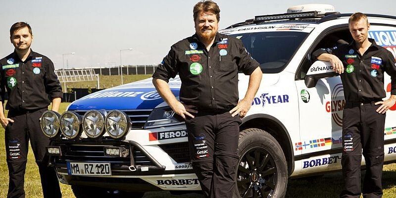 Off-Road-Champion Rainer Zietlow (Mitte) und sein Team auf der über 17.000 km langen Abenteuerfahrt vom Nordkap zur Südspitze Afrikas.