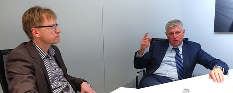 Porsche-Entwicklungschef Wolfgang Hatz (r.) im Interview mit »Automobil Industrie«-Chefredakteur Claus-Peter Köth auf dem Genfer Automobilsalon 2015.