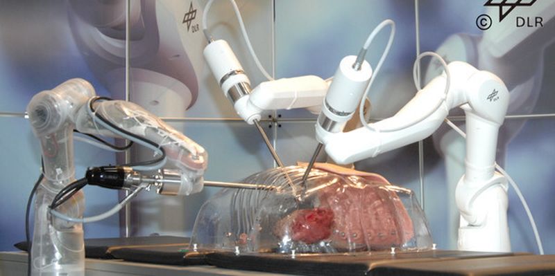 Das Telechirurgiesystem Mirosurge: Die hochentwickelte Sensorintegration erlaubt eine direkte Interaktion von Arzt, Roboter und Patient.