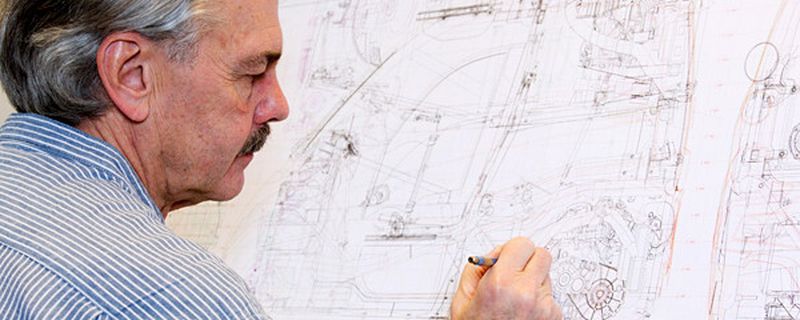 Gordon Murray an der Zeichnung des „Project M“.