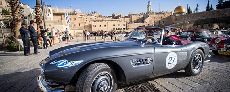 1.000 Meilen Fahrstrecke, 3.000 Jahre Geschichte, 42 automobile Kostbarkeiten, fünf Tage lang auf dem Weg durch Israel. Ein friedlicher und unvergesslicher Corso durchs Heilige Land.