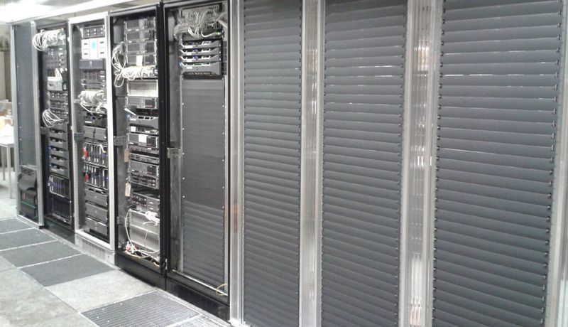 Das Bild zeigt einen Umbau: Zu sehen sind die Module der Server-Linie von Conect in Kombination mit Racks aus dem Bestand eines Rechenzentrums.