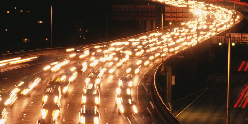 Intelligente Fahrzeuge und Leitsysteme sollen den Verkehr berechenbar machen, könnten aber letztlich für mehr Chaos sorgen.