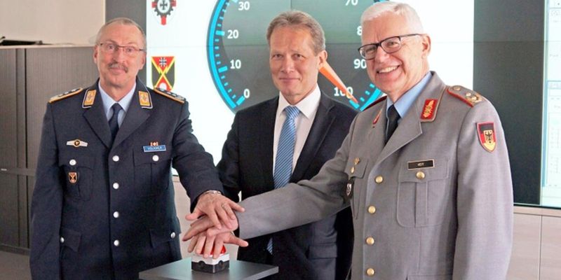 Oberst Michael Volkmer, BWI-Geschäftsführer Peter Blaschke und Generalmajor Klaus Veit (v. l.) bei der Inbetriebnahme der neuen 100 GBit/s-WAN-Strecke.