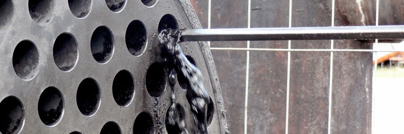 Beim Reinigungsverfahren kann auf chemische Vorbereitung verzichtet werden und Emissionen sowie Energiekosten werden reduziert.