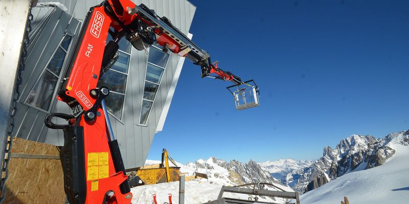"Es wurde eine Kranfiguration gesucht, die den spezifischen Anforderungen der Baustelle gerecht wird und gleichzeitig die Vielseitigkeit der Maschine bestmöglich nützt," erklärt Rossano Ceresoli, Leiter der Forschungs- und Entwicklungsabteilung von Fassi Gru.