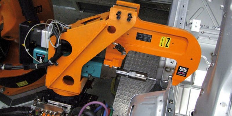 Eine Roboterzange setzt ein Tox-Rund-Punkt.