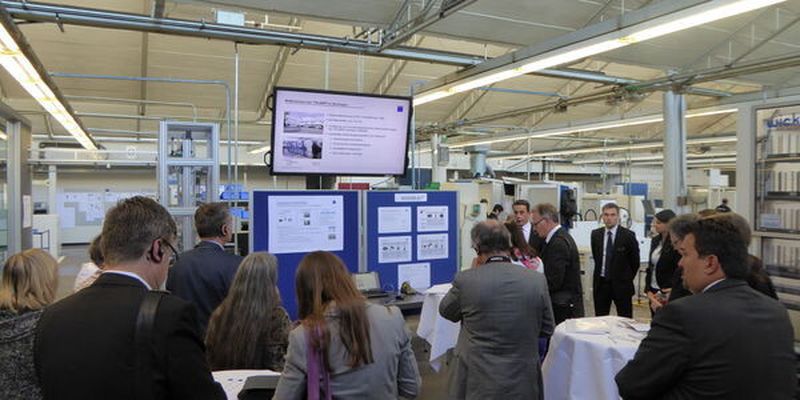 Im nahegelegenen Werk in Gerlingen produziert Trumpf Stanzwerkzeuge. Hier ist eine flexible, automatisierte und vernetzte Fertigung nach Prinzipien von Industrie 4.0 schon umgesetzt.