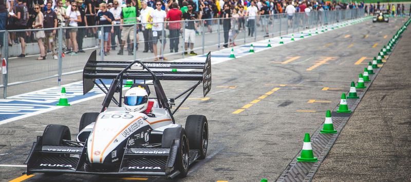 Der Elektrorennwagen "Elinor" von StarkStrom Augsburg auf dem Hockenheimring.