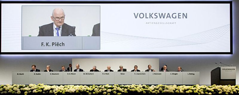Ferdinand Piëch tritt mit sofortiger Wirkung von seinem Amt als Aufsichtsratsvorsitzender der Volkswagen AG zurück. Auch seine Frau Ursula gibt ihr Mandat in dem Kontrollgremium ab.