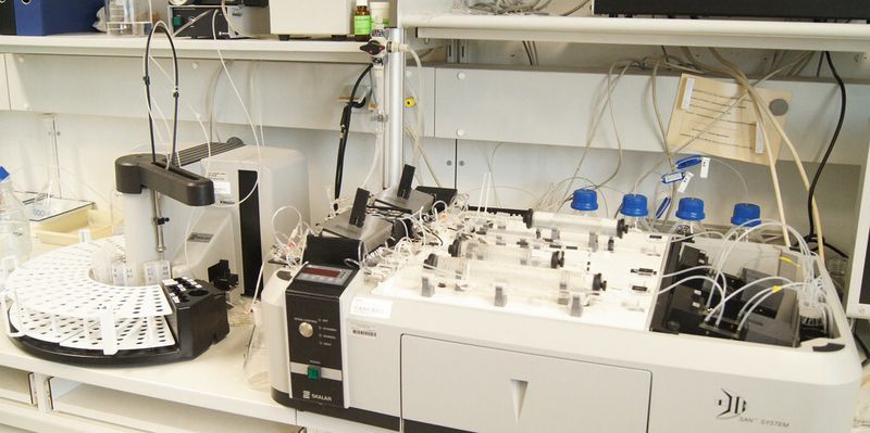 Abb.1: CFA-System für die Ammonium- und Phosphor-Analytik im Hessischen Landeslabor.