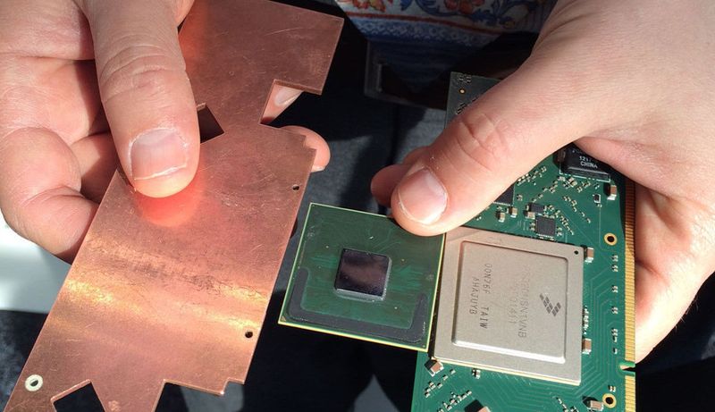 Aus diesen drei Hauptbestandteilen setzt sich der erste mit heißem Wasser gekühlte Micro-Server von IBM zusammen.