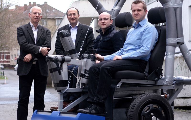 Ein Teil des Projektteams präsentiert das Fahrzeug: Prof. Dr. Ludwig Brabetz (v.l.), Dr. Mohamed Ayeb, Martin Schelhas und Paul Oborowski.