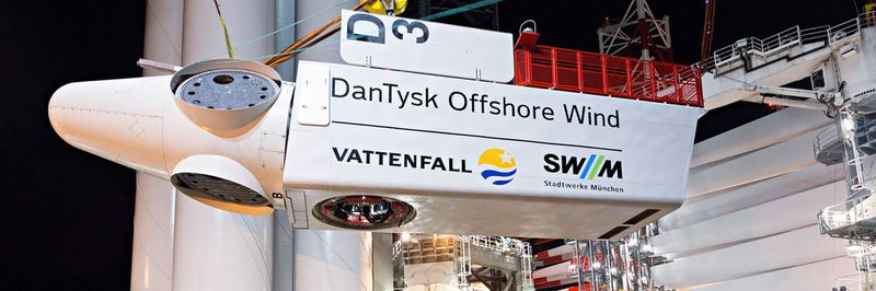 Eine angehobene Gondel des DanTysk Offshore-Windparks auf dem Installationsschiff. Eigentümer und Betreiber des Windparks DanTysk ist ein Konsortium aus Vattenfall und den Stadtwerken München.